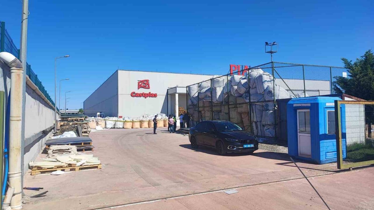 Malatya’da ahşap tabela üretimi yapılan fabrikada bilinmeyen bir nedenle patlama