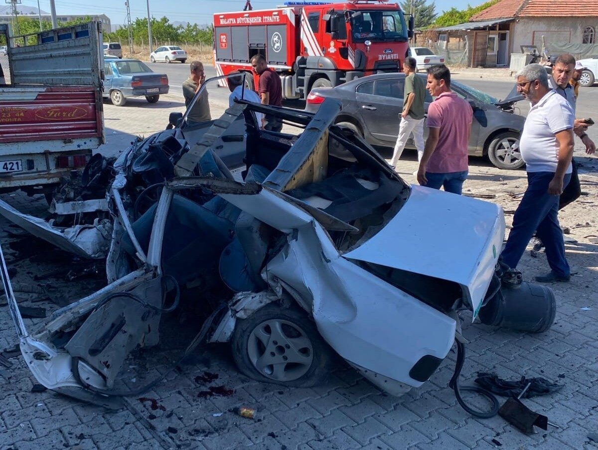 Malatya’nın Yeşilyurt ilçesinde iki otomobilin karıştığı trafik kazasında Tofaş araç