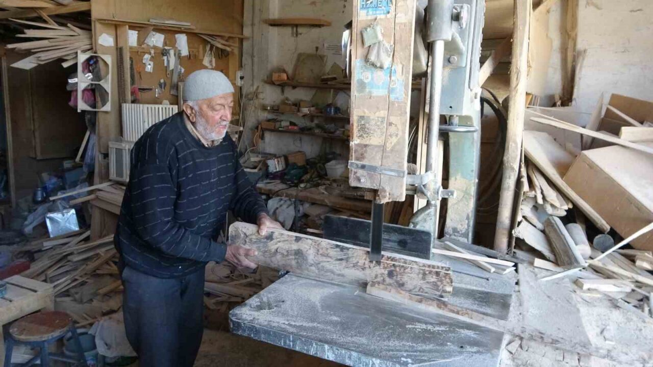 Malatya’nın Arapgir ilçesinde yaşayan 84 yaşındaki marangoz ustası Mehmet Soner,