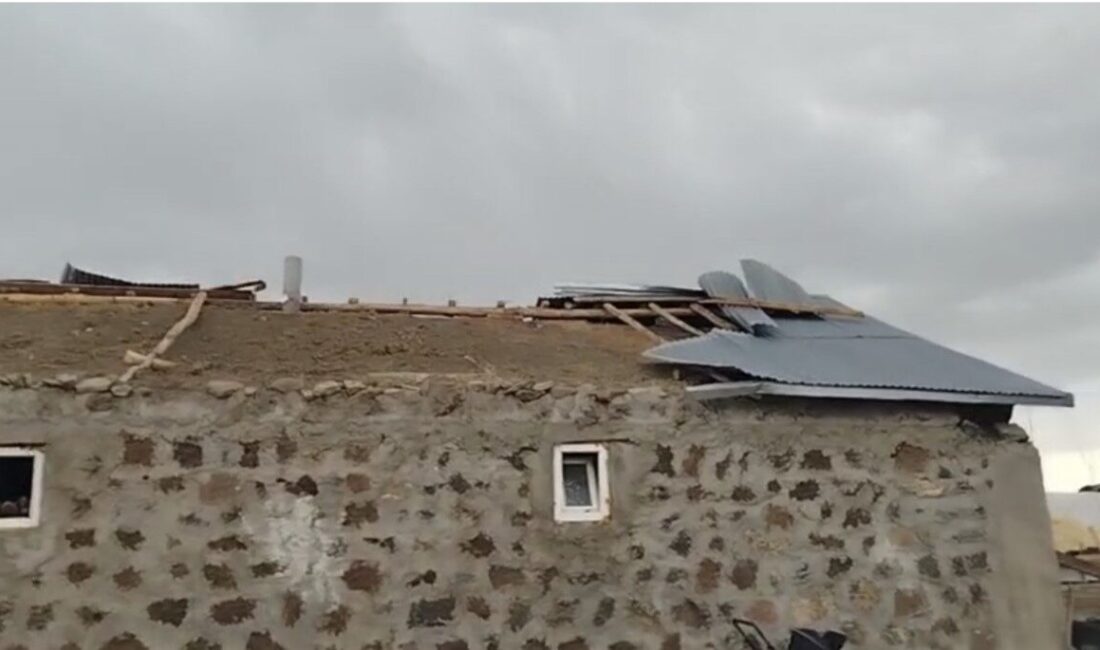 Muş’un Malazgirt ilçesinde aniden çıkan fırtına, ev ve ahırların çatısını