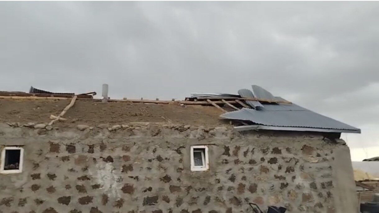 Muş’un Malazgirt ilçesinde aniden çıkan fırtına, ev ve ahırların çatısını