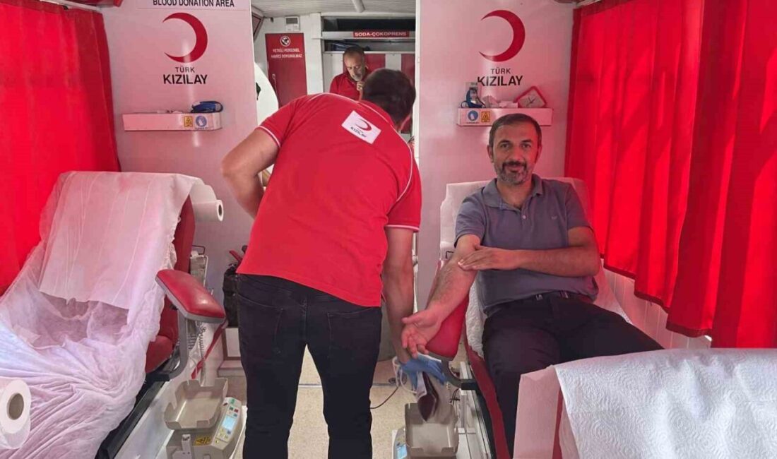 Muş’un Malazgirt ilçesinde vatandaşlar, Kızılay’ın başlattığı kampanyaya destek vererek kan