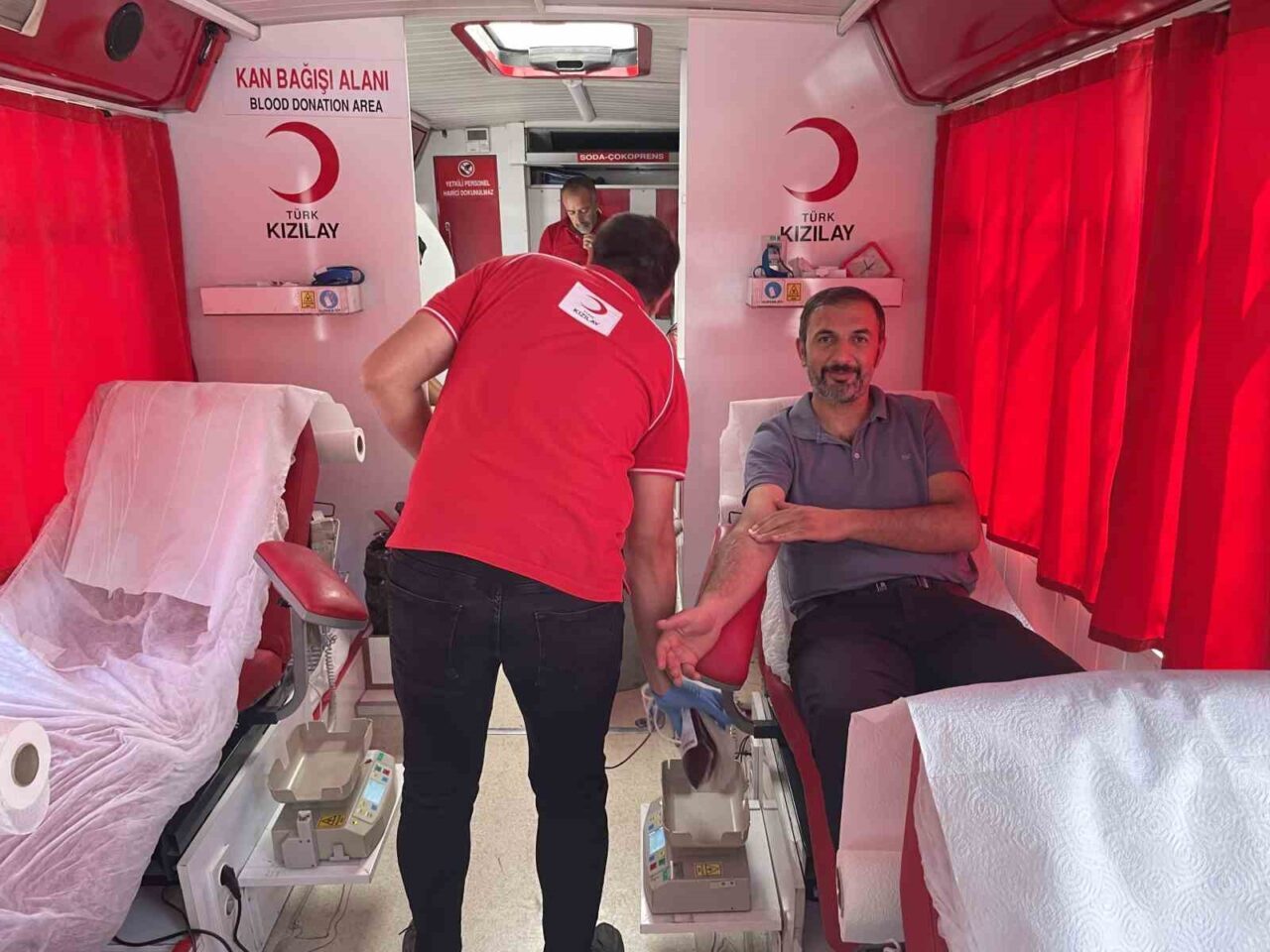 Muş’un Malazgirt ilçesinde vatandaşlar, Kızılay’ın başlattığı kampanyaya destek vererek kan