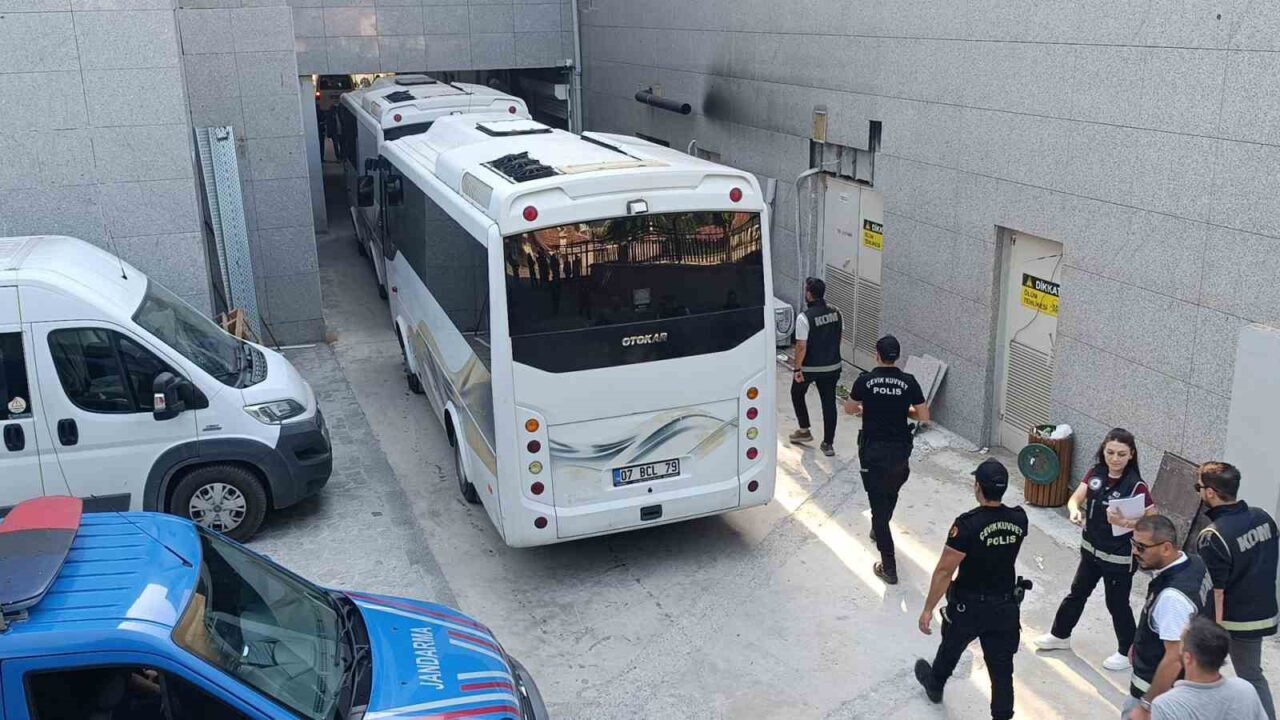 Geçtiğimiz günlerde Manavgat Belediyesi’ne yönelik düzenlenen ‘Rüşvet’ soruşturmasında gözaltına alınan