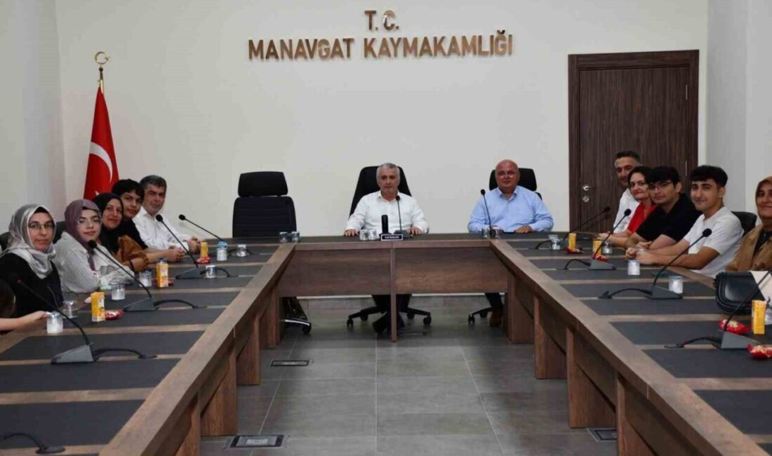 Manavgat’ta LGS’de 500 tam puan alarak Türkiye birincisi olan öğrenciler