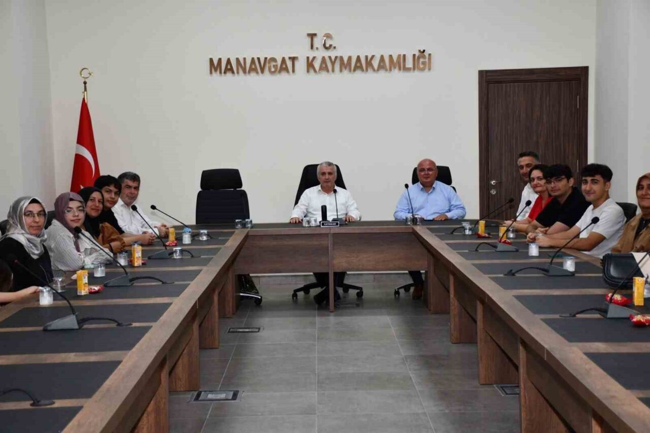 Manavgat’ta LGS’de 500 tam puan alarak Türkiye birincisi olan öğrenciler