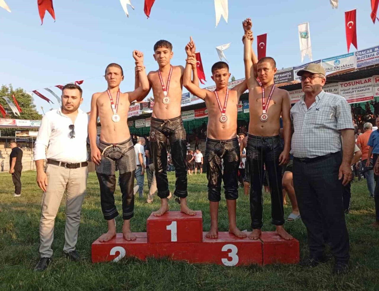 Burdur’un Altınyayla ilçesinde düzenlenen 34. Dirmil Altın Sipsi Yağlı Güreşleri’nden