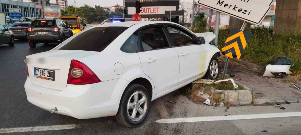 Antalya’nın Manavgat ilçesinde trafik lambalarının çalışmadığı kavşakta iki otomobil çarpıştı.