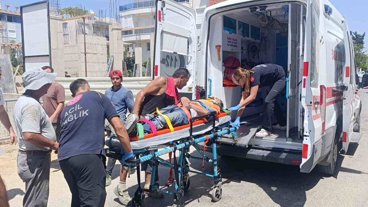Antalya’nın Manavgat ilçesinde inşaatta çalışan işçi 3 metre yükseklikten düşerek