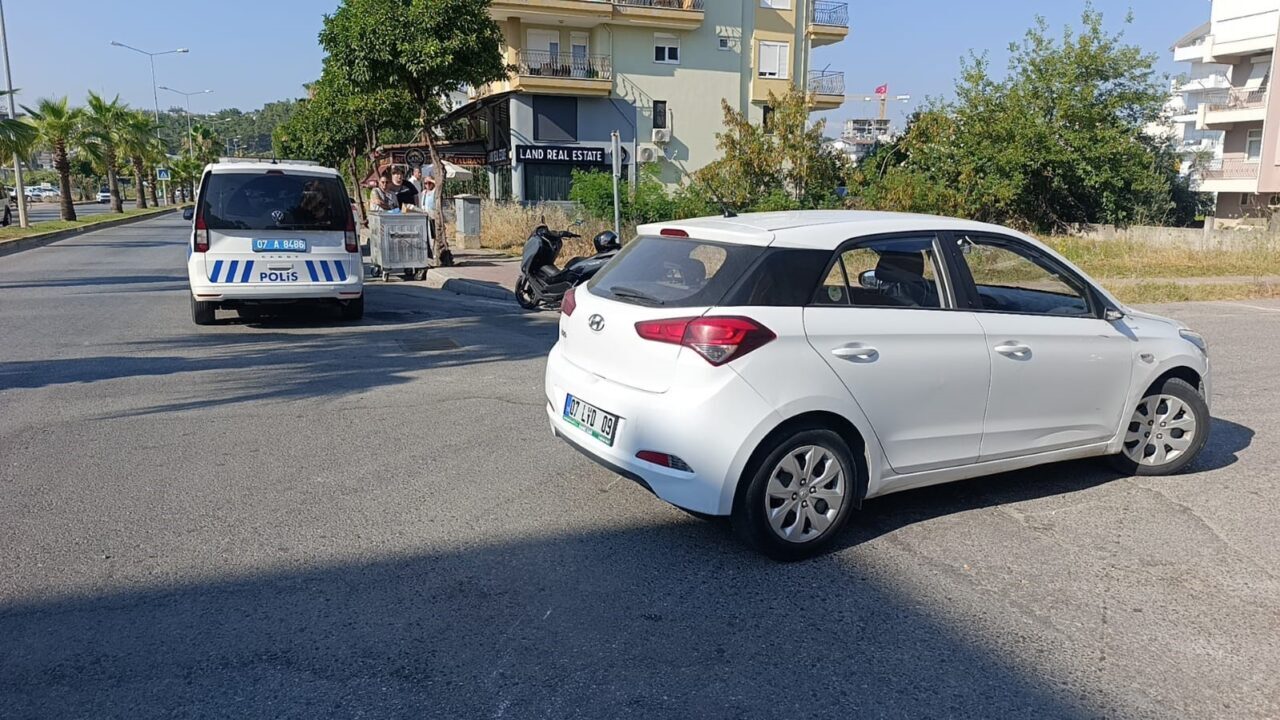Antalya Manavgat’ta otomobille çarpışan motosikletin sürücüsü yaralandı. Kaza, Sorgun Bulvarı’nda