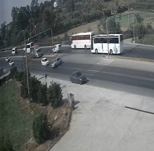 Antalya’nın Manavgat ilçesinde D-400 karayolunda U dönüşü yapan otomobile çarpan