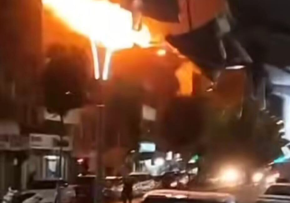 Batman’da bir binanın terasında mangal için yakılan ateş, rüzgarın etkisiyle