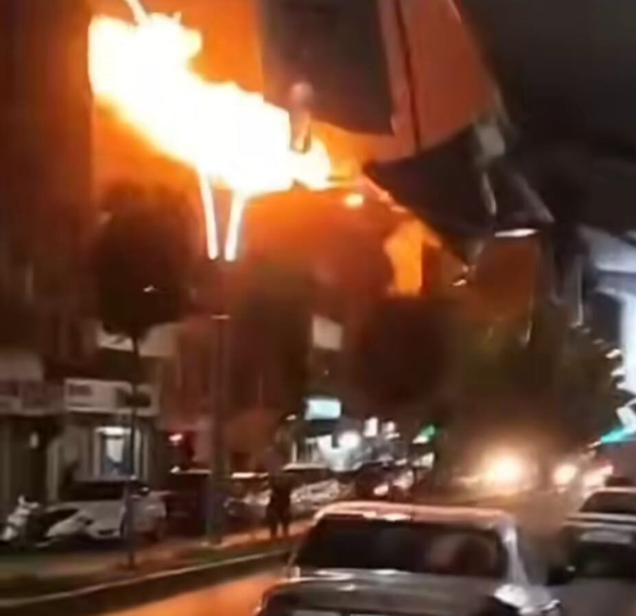 Batman’da bir binanın terasında mangal için yakılan ateş, rüzgarın etkisiyle