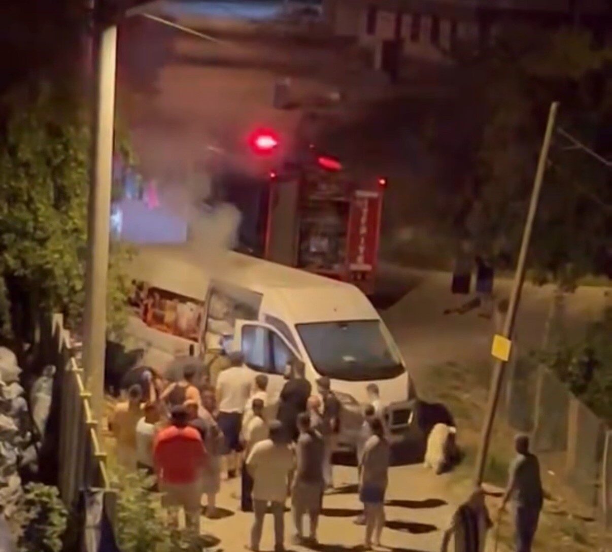 Düzce’de mangal kömürü yüklü minibüste çıkan yangın itfaiye ekiplerinin yaklaşık