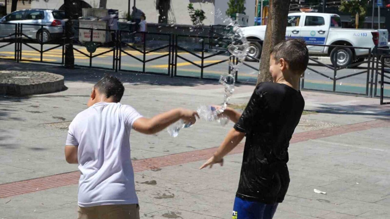 Meteoroloji verilerine göre hava sıcaklığının 41 dereceye, hissedilen sıcaklıkların ise