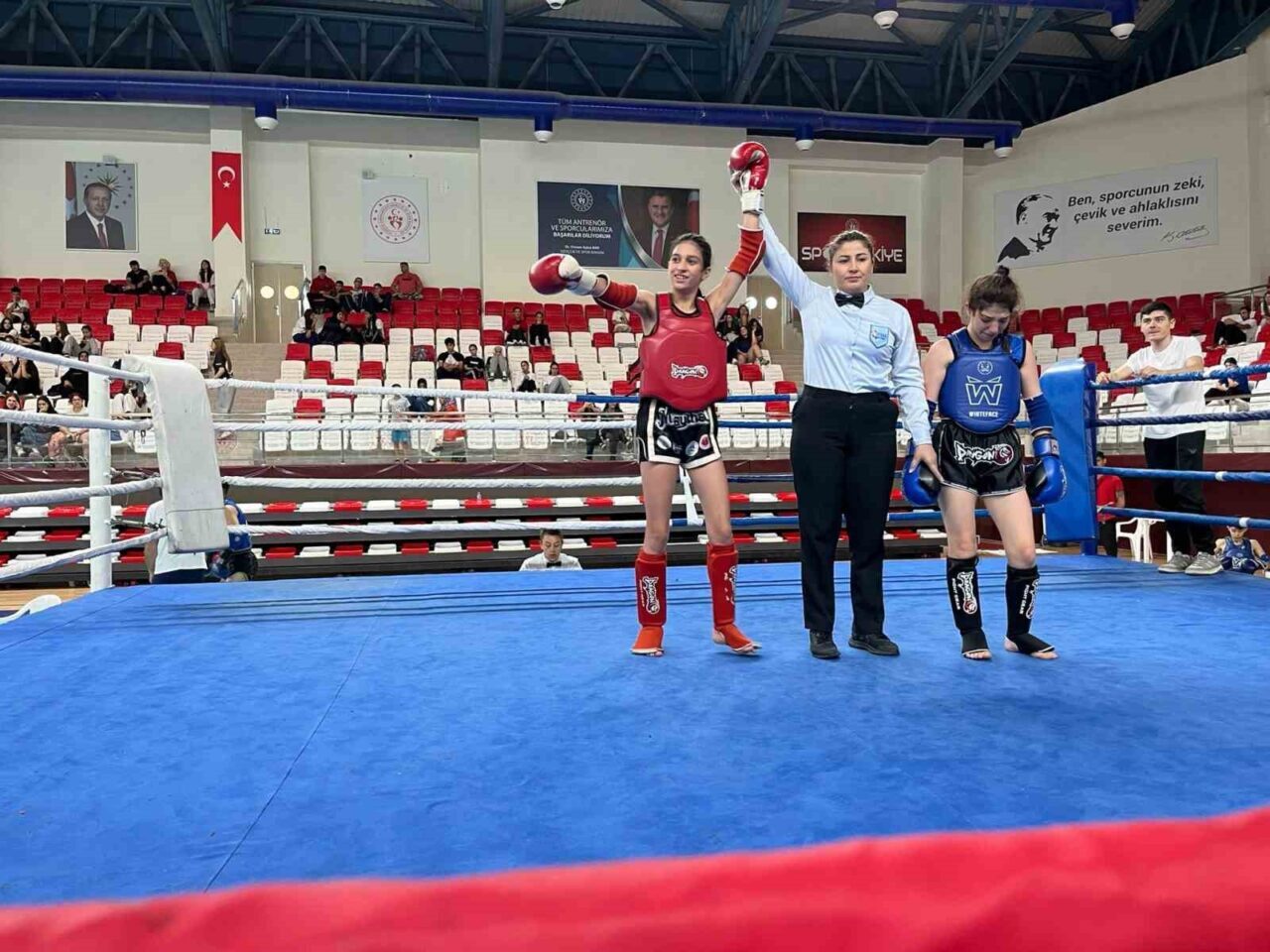 Kırklareli’nde gerçekleştirilen ’Hayrullah Camadan Gençler Türkiye Muaythai Şampiyonası’na 11 sporcusu