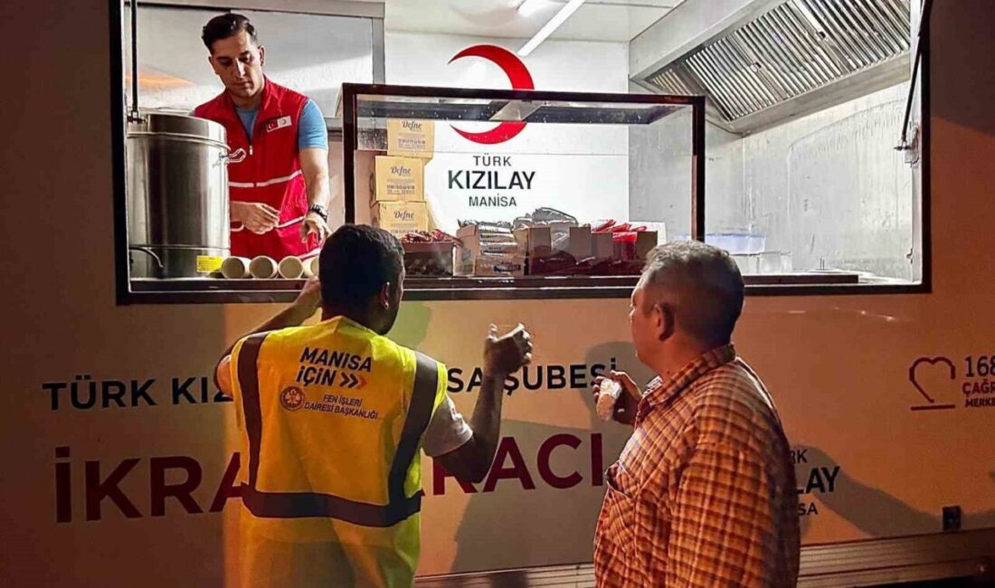 Türk Kızılay Manisa İl Merkezi ekipleri, Manisa-Uşak sınırında orman yangınıyla