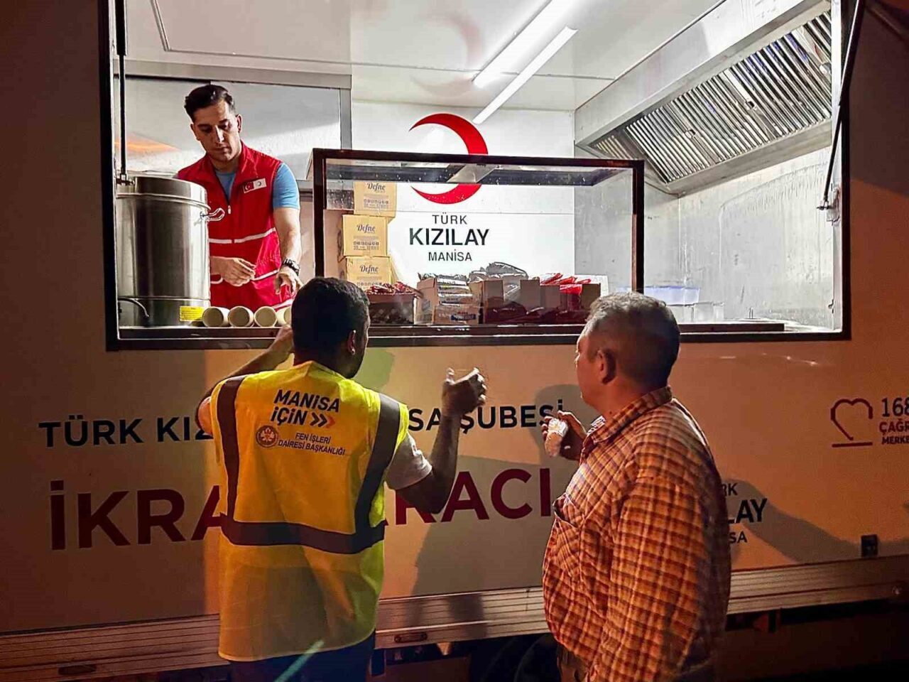 Türk Kızılay Manisa İl Merkezi ekipleri, Manisa-Uşak sınırında orman yangınıyla