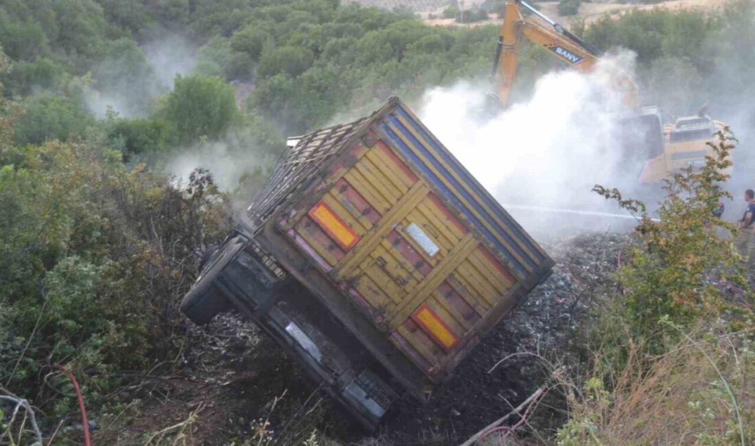 Manisa’nın Salihli ilçesinde virajı alamayarak şarampole devrilen kamyon alev alev