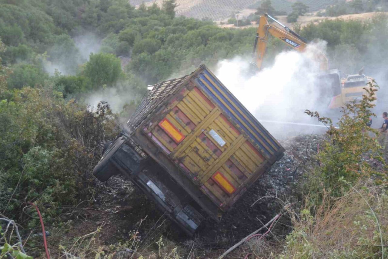 Manisa’nın Salihli ilçesinde virajı alamayarak şarampole devrilen kamyon alev alev