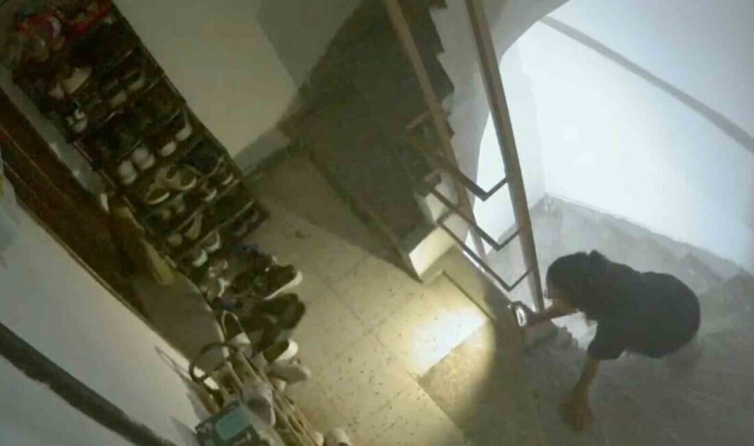 Manisa’da bir apartmanda yaşanan ayakkabı hırsızlığı, güvenlik kamerası tarafından saniye
