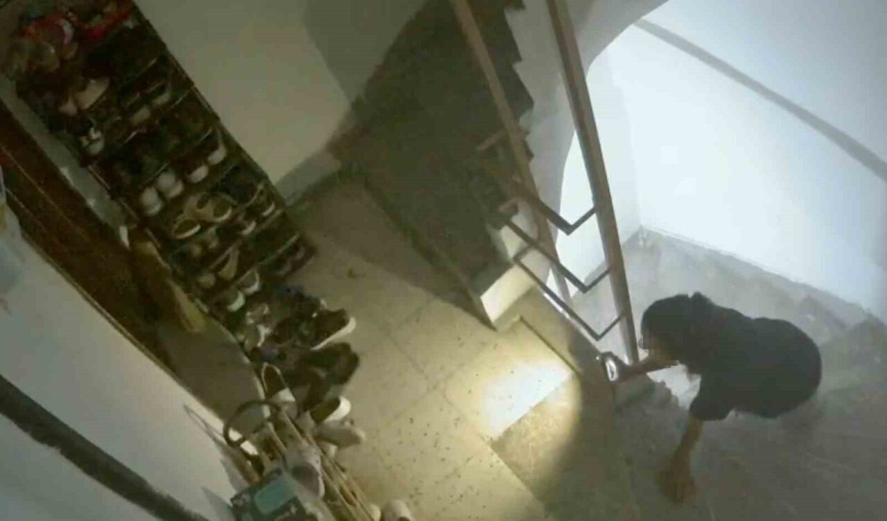 Manisa’da bir apartmanda yaşanan ayakkabı hırsızlığı, güvenlik kamerası tarafından saniye