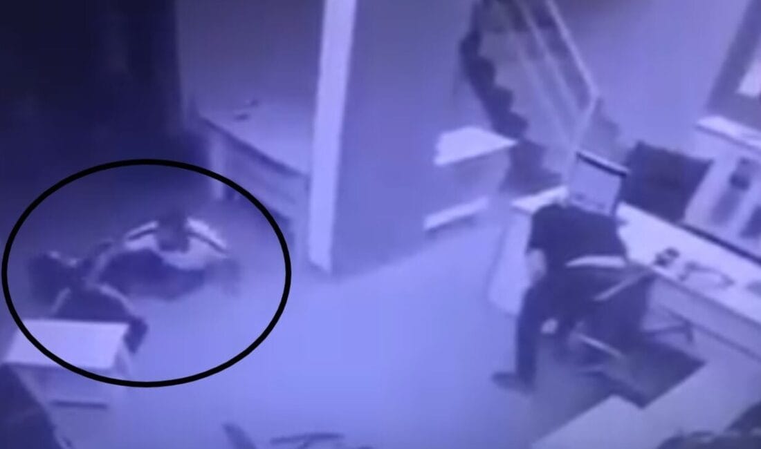 Manisa’nın Şehzadeler ilçesinde bir emlak ofisinde alacak meselesi nedeniyle çıkan