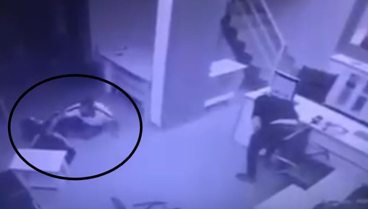 Manisa’nın Şehzadeler ilçesinde bir emlak ofisinde alacak meselesi nedeniyle çıkan