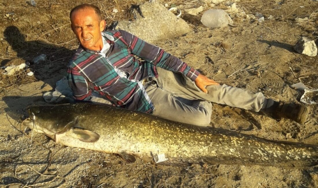 Manisa’nın Köprübaşı ilçesinde amatör balıkçı Öner Hatipoğlu, Demirköprü Baraj Gölü’nde