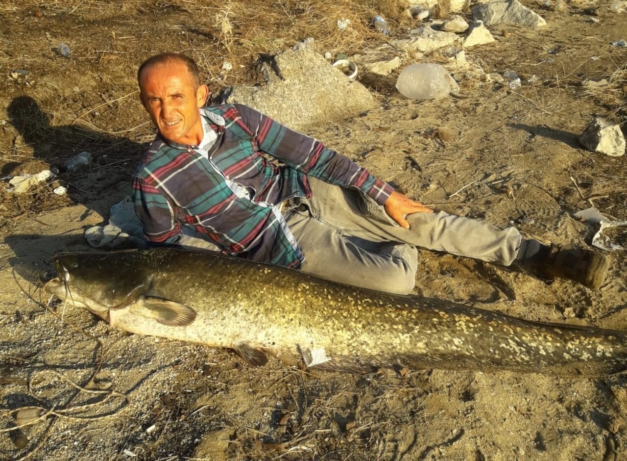 Manisa’nın Köprübaşı ilçesinde amatör balıkçı Öner Hatipoğlu, Demirköprü Baraj Gölü’nde