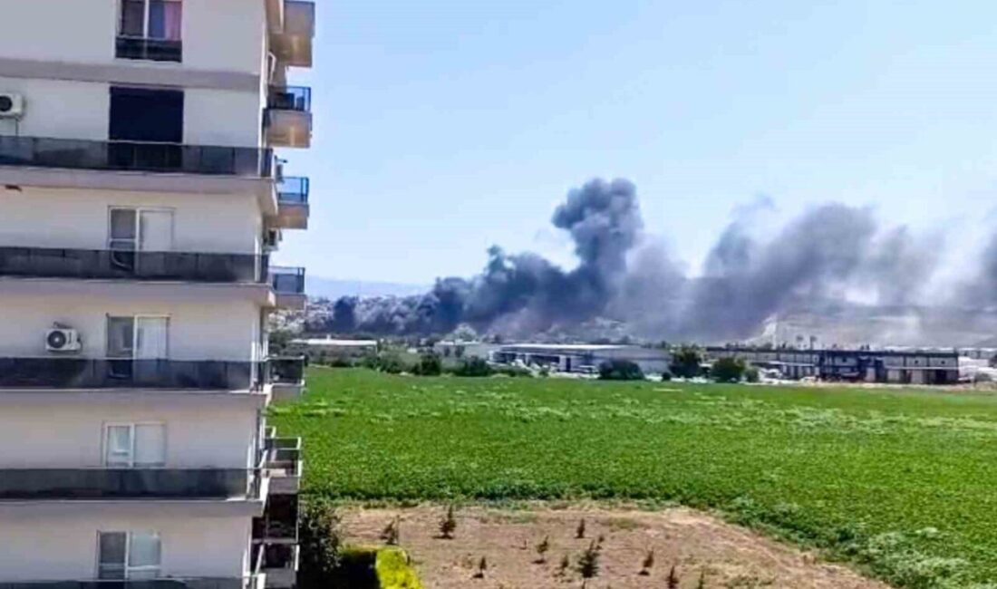 Manisa’nın Akhisar ilçesinde hurda deposunda çıkan yangın kontrol altına alınırken