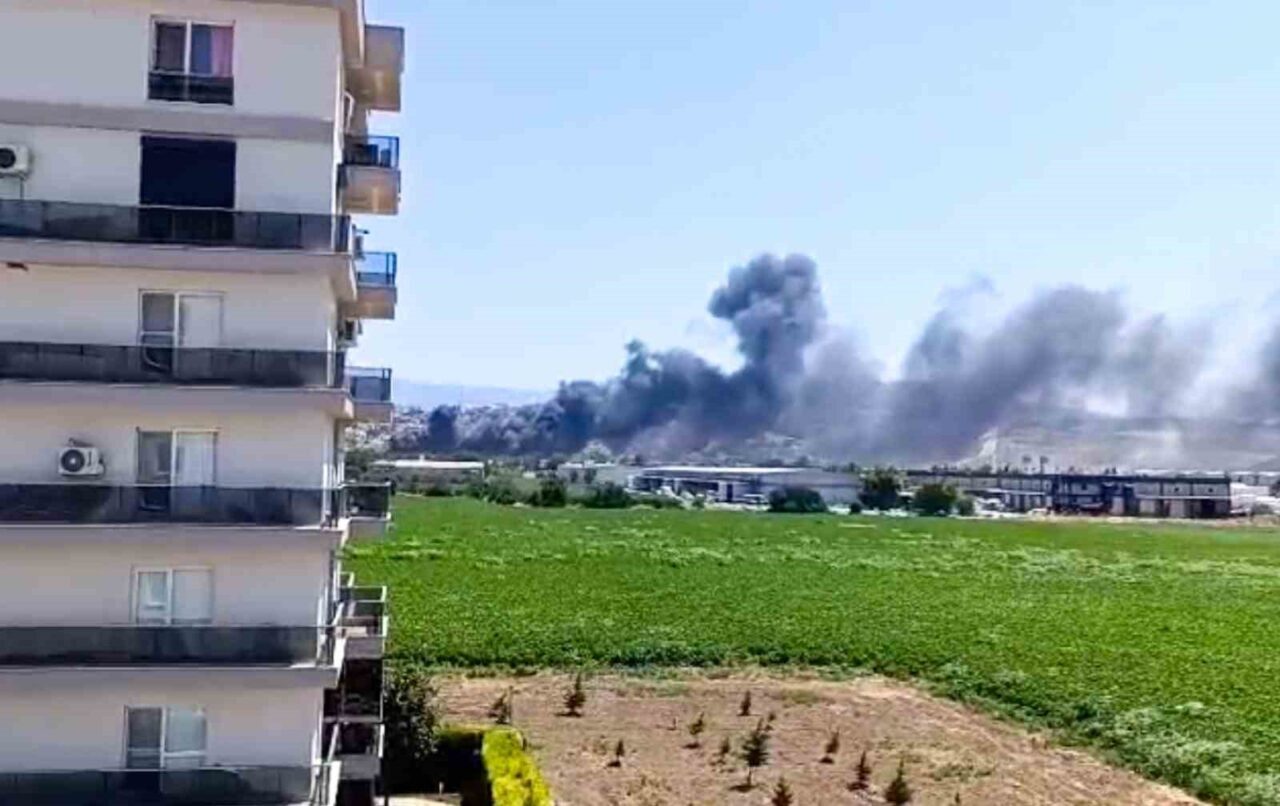 Manisa’nın Akhisar ilçesinde hurda deposunda çıkan yangın kontrol altına alınırken