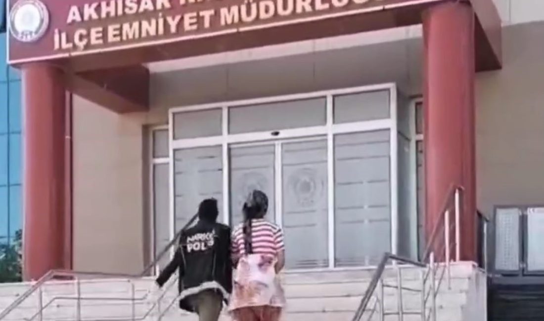 Manisa’nın Akhisar ilçesinde üzerinde 294 sentetik ecza hapı ile yakalanan