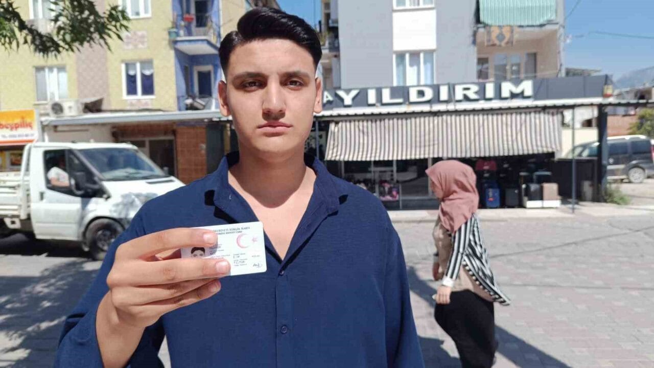 Manisa’nın Yunusemre ilçesinde yaşayan 19 yaşındaki Aziz Yıldırım, ismi nedeniyle