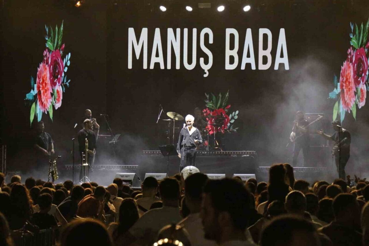 Denizli Motorlu Taşıtlar Fuarının 4. gününde sahne alan Manuş Baba