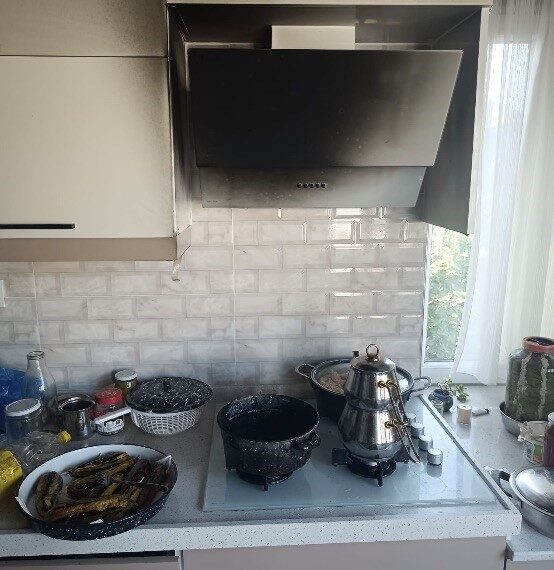 Balıkesir’in Manyas ilçesi Çarşı Mahallesi Yavuz Sokak’ta bulunan bir apartman