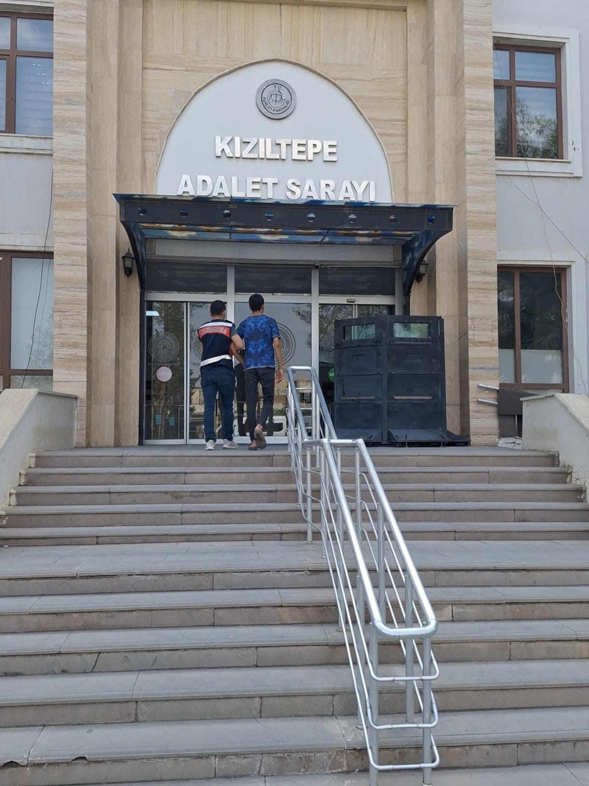 Mardin’de anız yakma anlarını sosyal medyada “Koskocaman tarlayı çubukla yaktık”