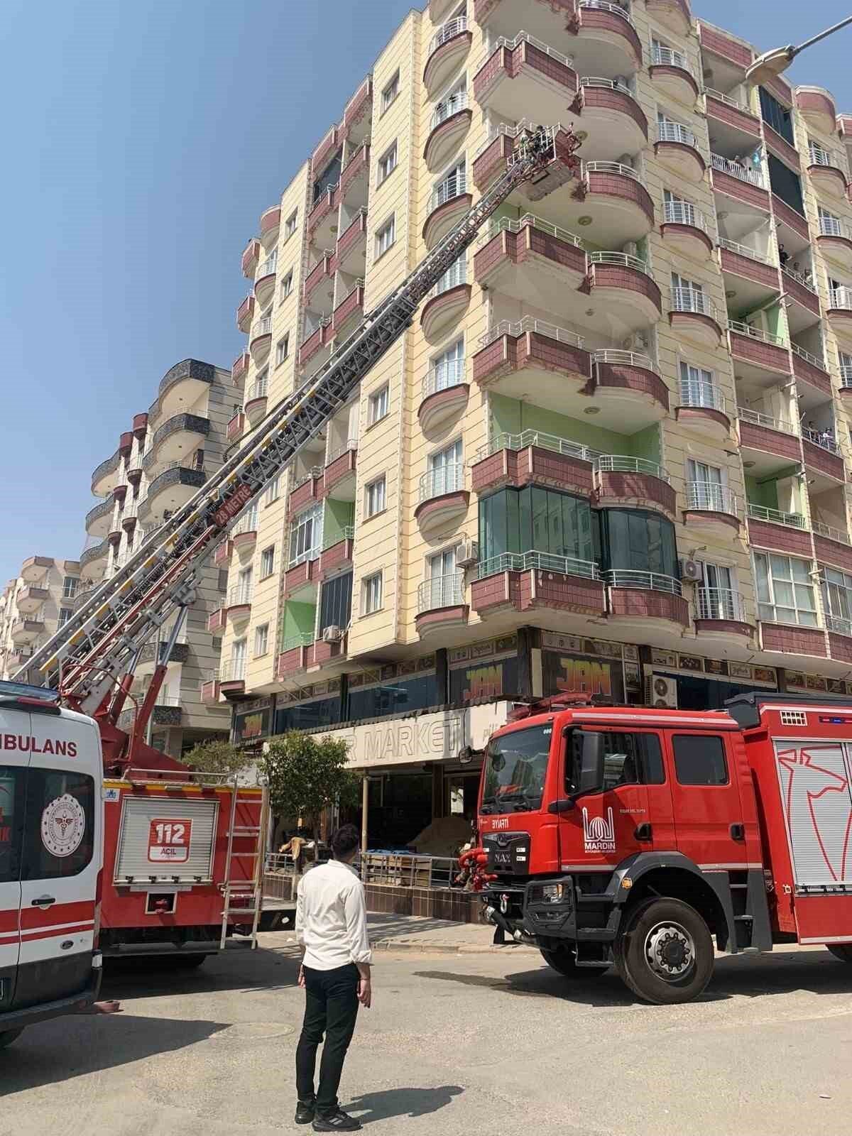 Mardin’in Kızıltepe ilçesinde bir apartman dairesinde çıkan yangın, itfaiye ekiplerinin