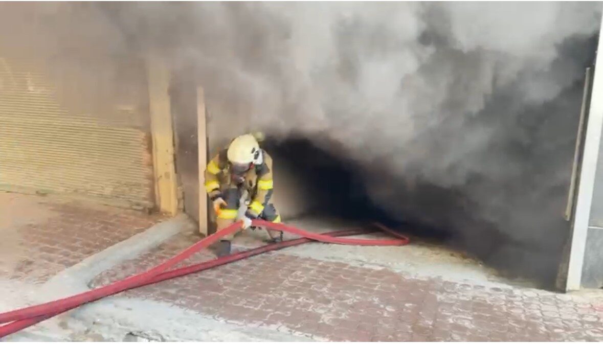 Mardin’in Kızıltepe ilçesinde bir iş yerinin bodrum katındaki mobilya deposunda