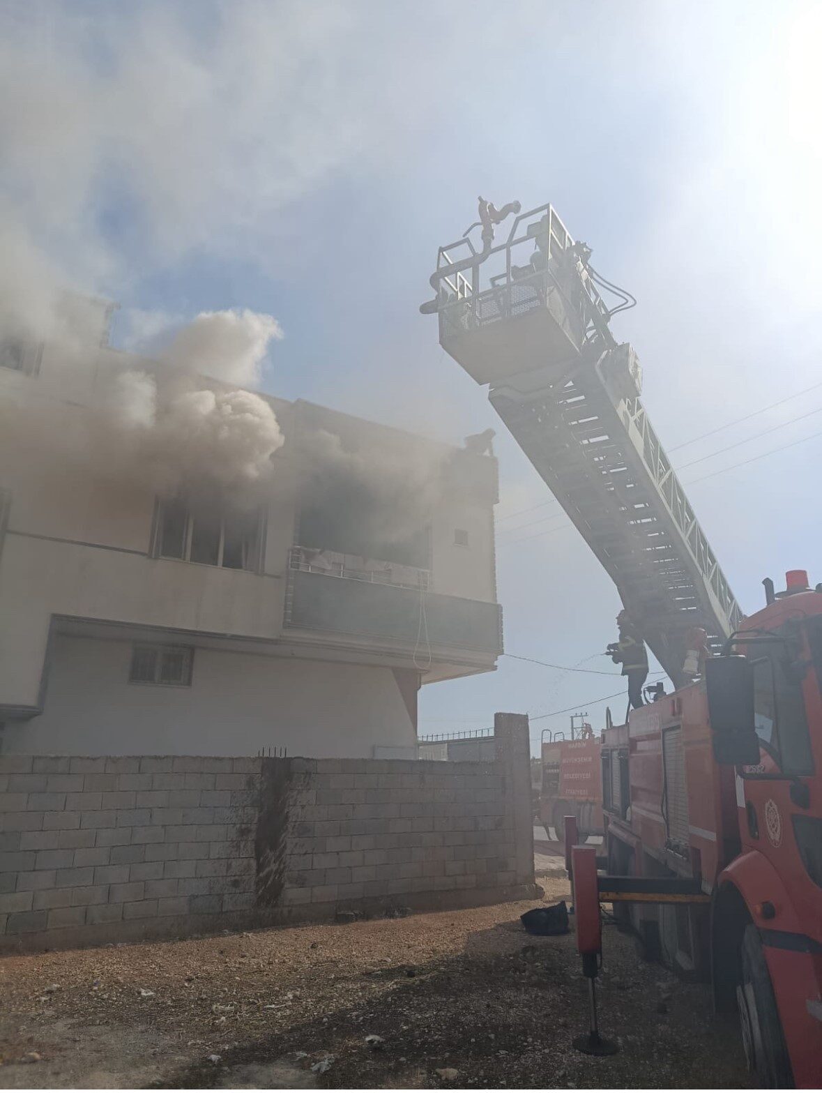 Mardin’in Nusaybin ilçesinde müstakil bir evde çıkan yangın, itfaiye ekiplerinin