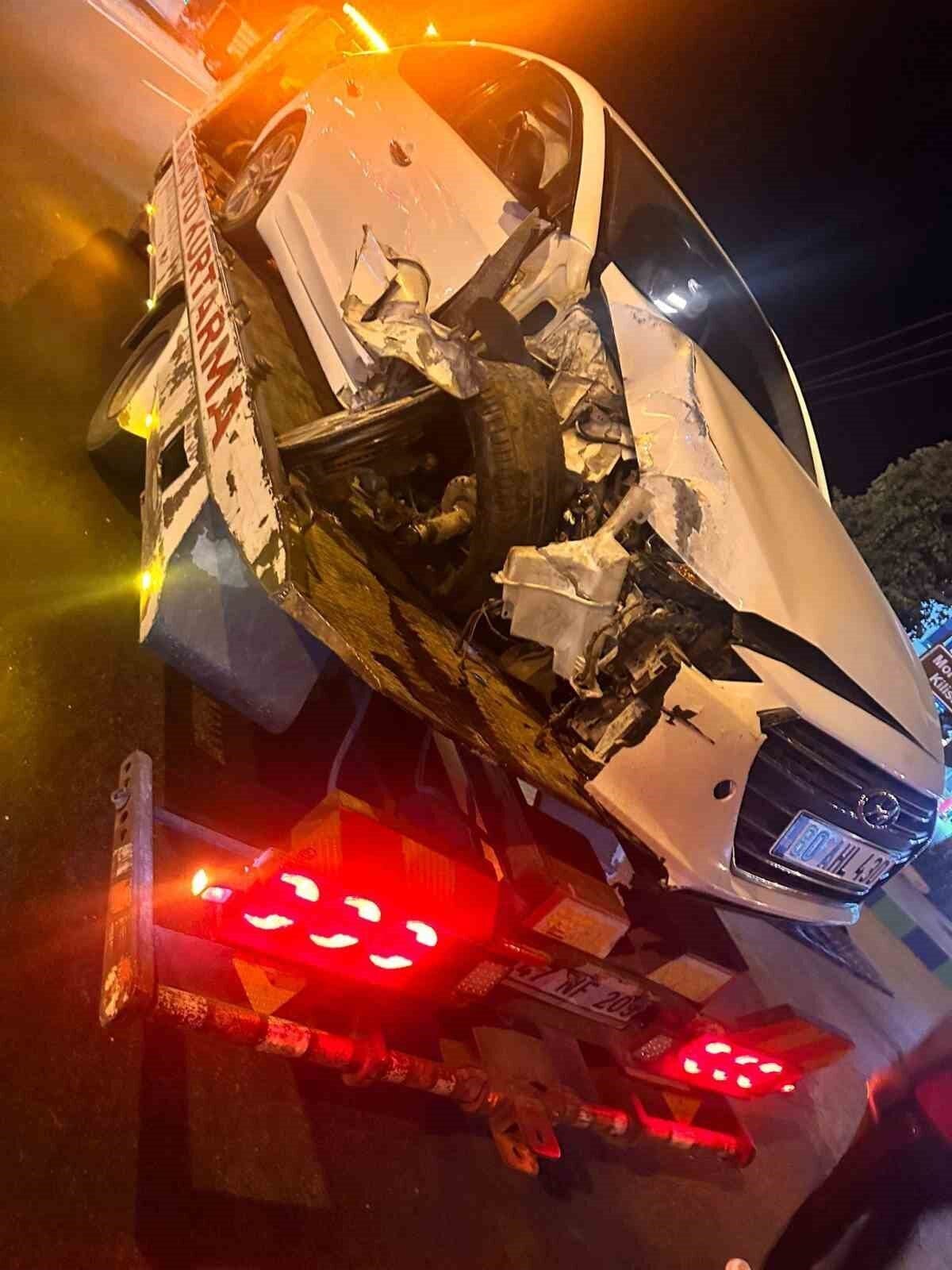 Mardin’in Nusaybin ilçesinde sürücüsünün direksiyon hakimiyetini kaybettiği otomobilin direğe çarpması