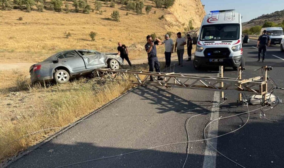 Mardin’de sürücüsünün direksiyon hakimiyetini kaybettiği otomobilin elektrik direğine çarpması sonucu
