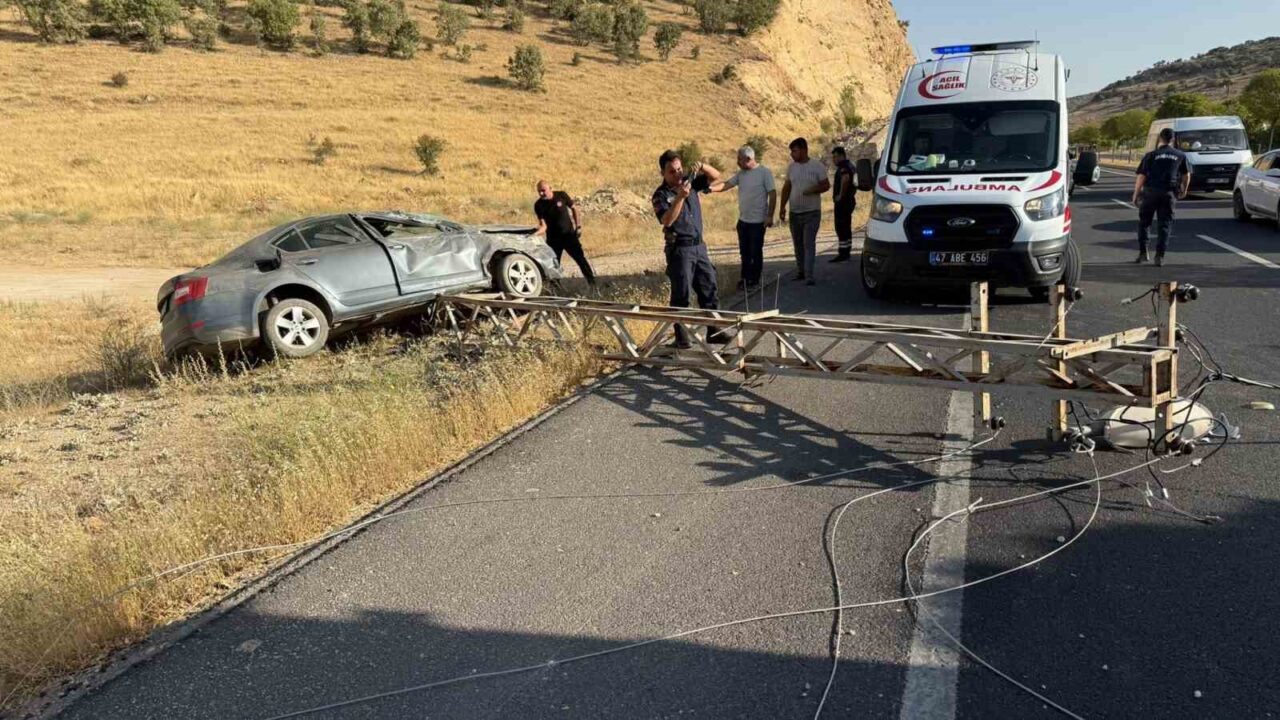 Mardin’de sürücüsünün direksiyon hakimiyetini kaybettiği otomobilin elektrik direğine çarpması sonucu