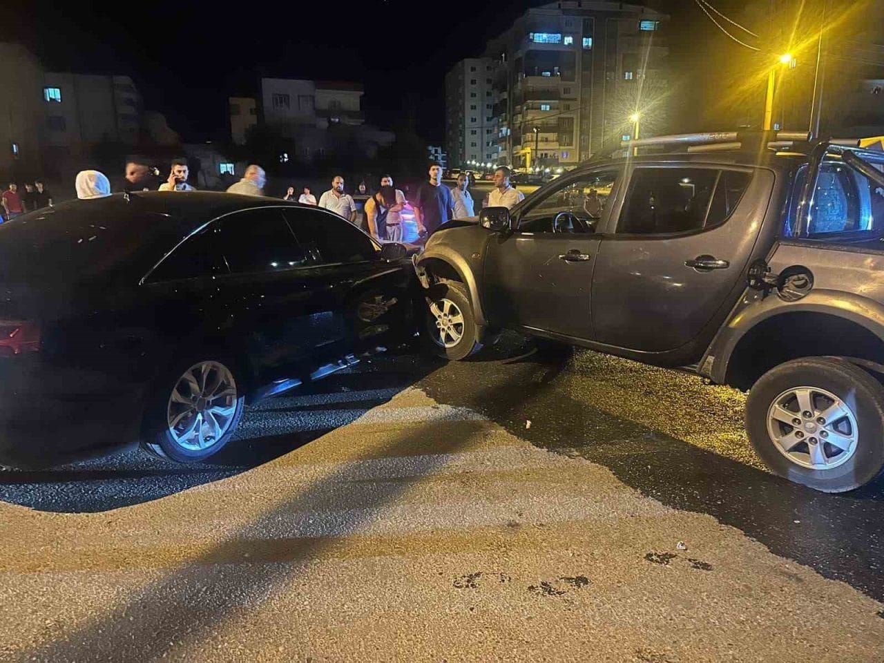 Mardin’in Midyat ilçesinde otomobil ile pikapın çarptığı kazada 6 kişi