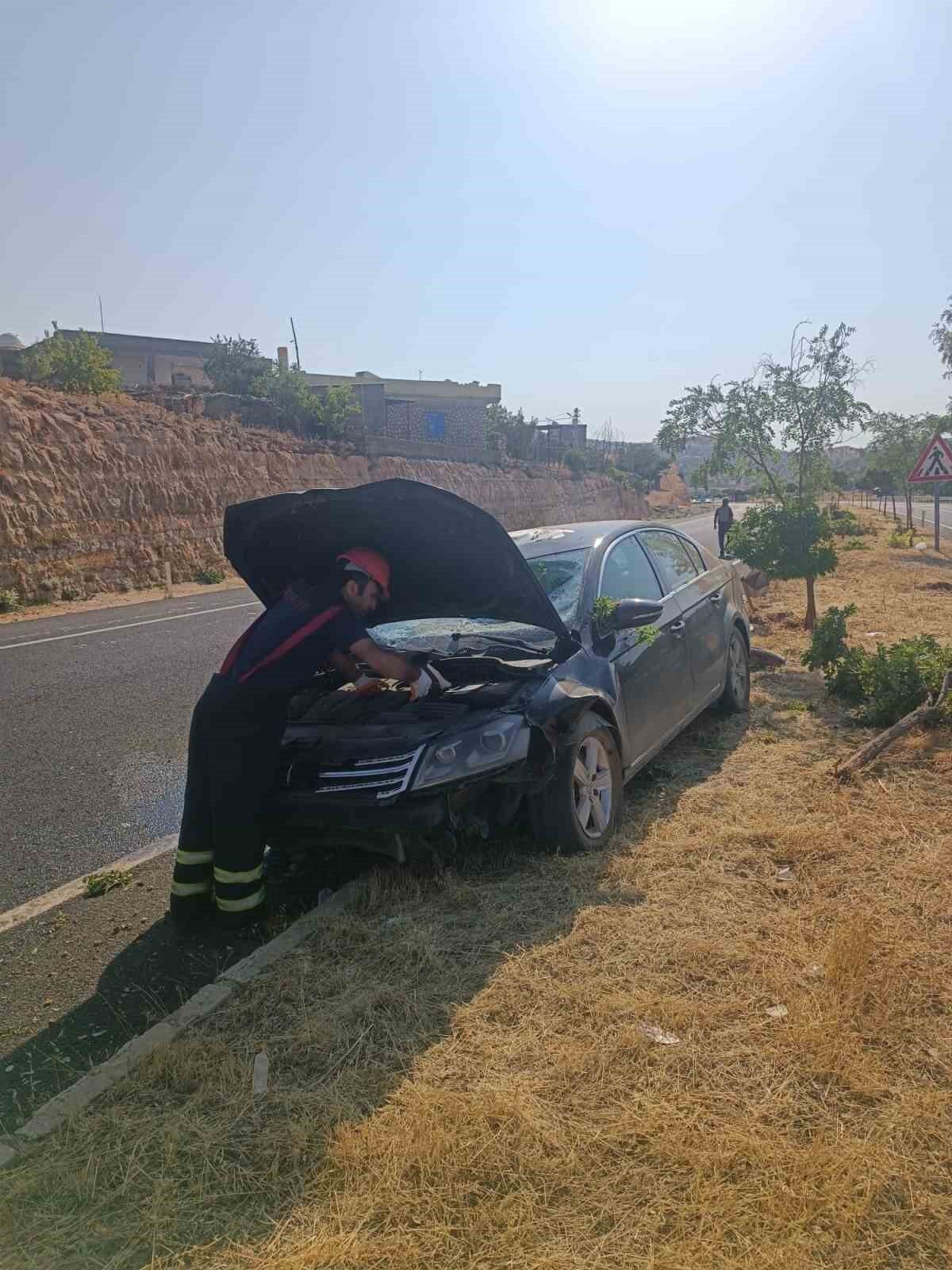 Mardin’in Mazıdağı ilçesinde kontrolden çıkan otomobilin refüje çarpması sonucu meydana