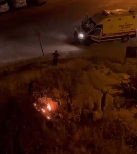 Mardin’in Artuklu ilçesinde seyir halinde olan 112 acil servis ambulansı,