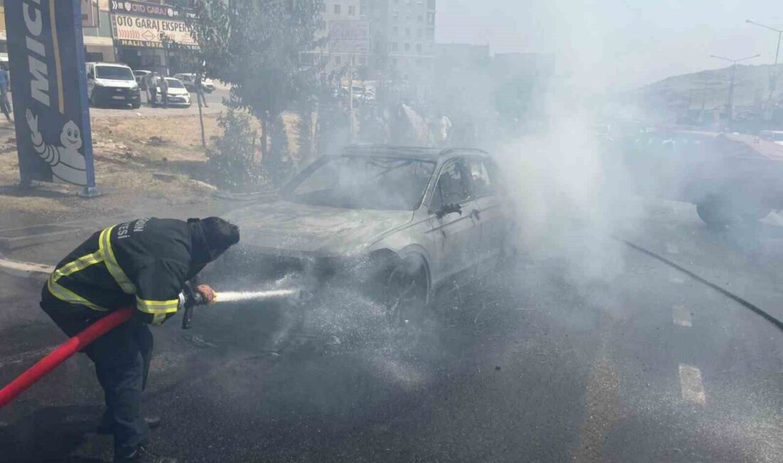 Mardin’de seyir halindeyken yanan otomobil kullanılamaz hale geldi. Yangın Artuklu