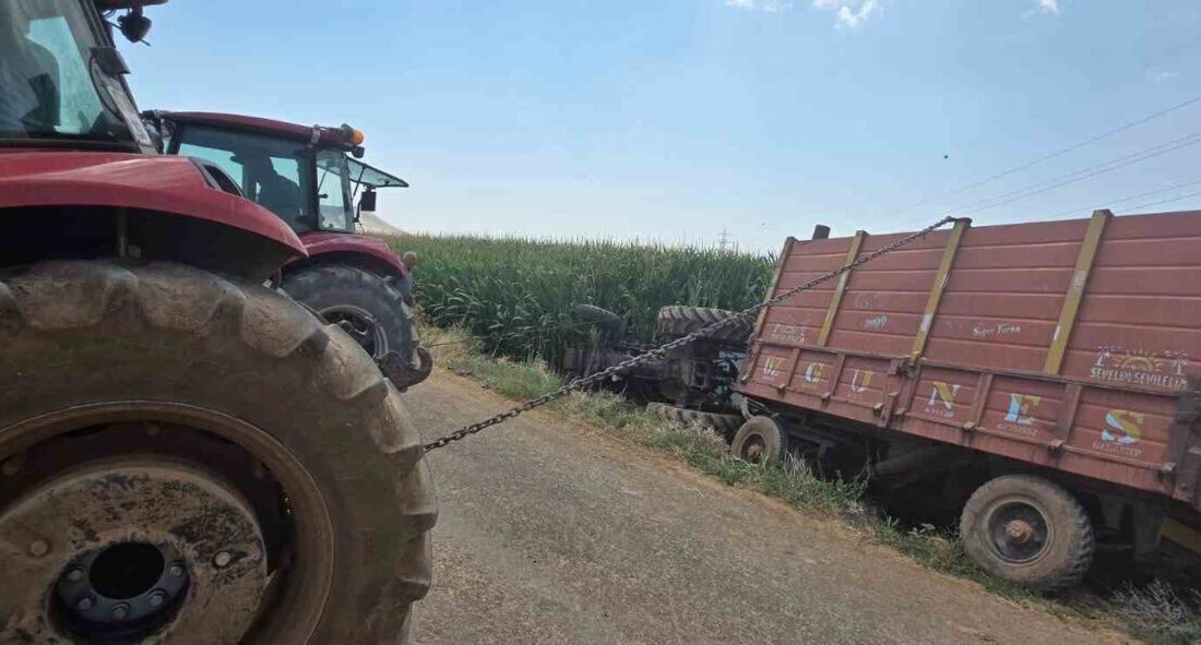 Mardin’in Mazıdağı ilçesinde sürücüsünün kontrolünden çıkan traktör, mısır tarlasına devrildi.