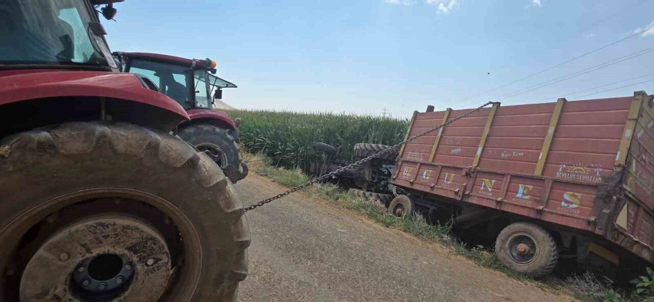 Mardin’in Mazıdağı ilçesinde sürücüsünün kontrolünden çıkan traktör, mısır tarlasına devrildi.