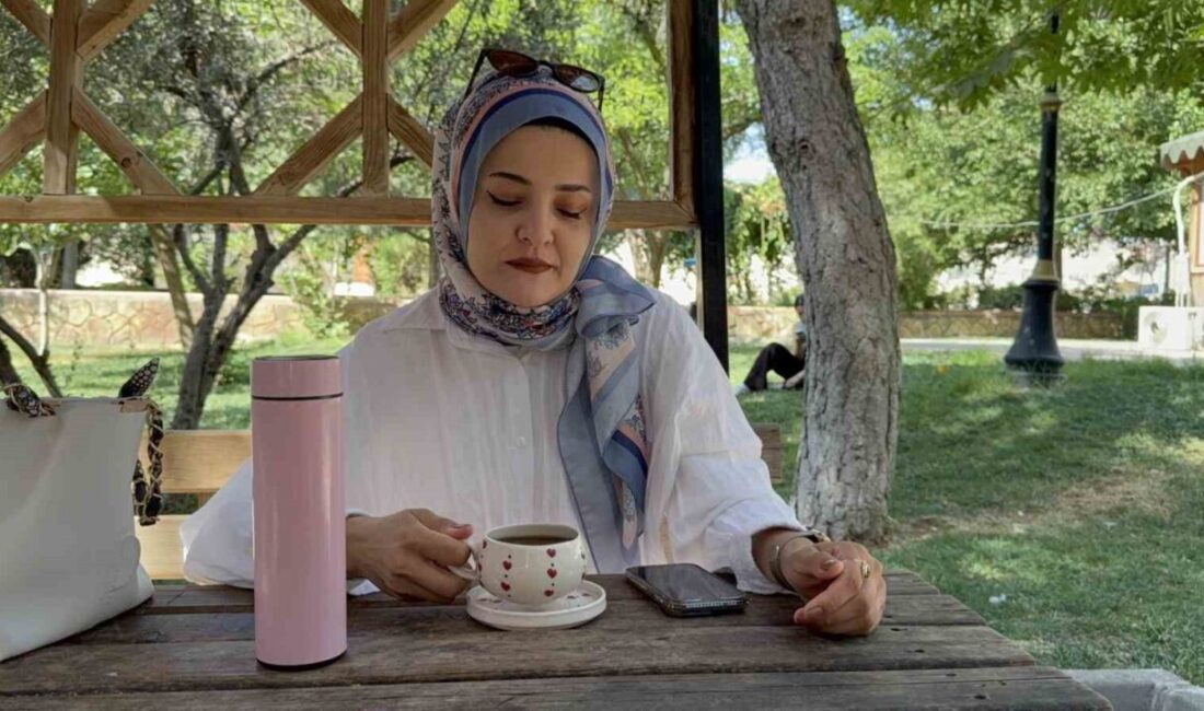 Mardin’de kavurucu sıcaklara rağmen vatandaşlar sıcak çay tüketmeye devam ediyor.